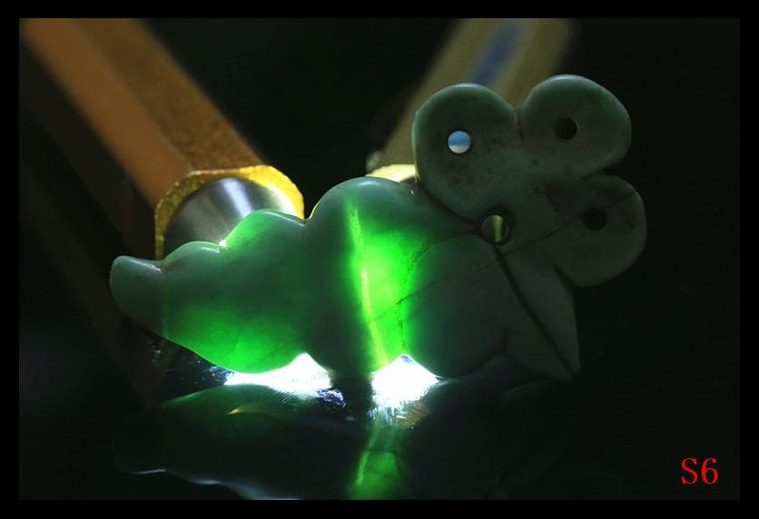 古墳期糸魚川ろうかん翡翠勾玉頭部に彫り込み冠状頭部鳥獣形勾玉縄文時代　出土石器