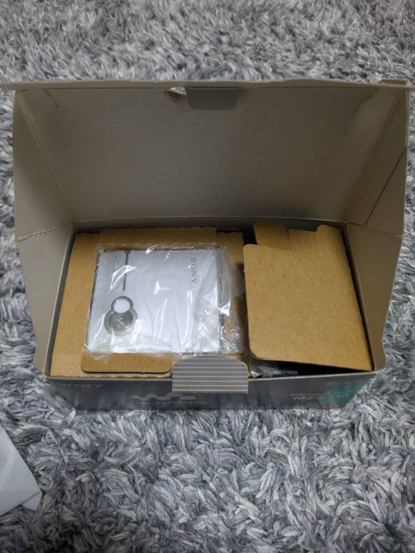 D*P様 未使用品　SONY　WALKMAN　MZ -E710