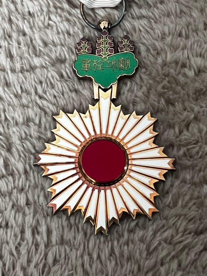 【勲章】勲四等旭日小綬章　略章　共箱