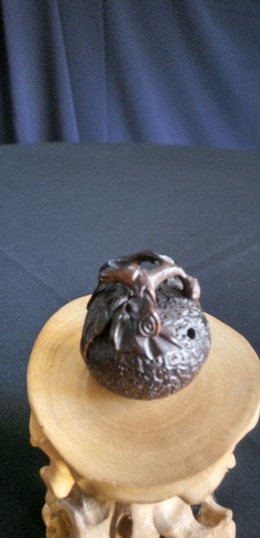 根付け、提げ物、木彫製植物装飾オブジェ 約3,5cm、作家名あり