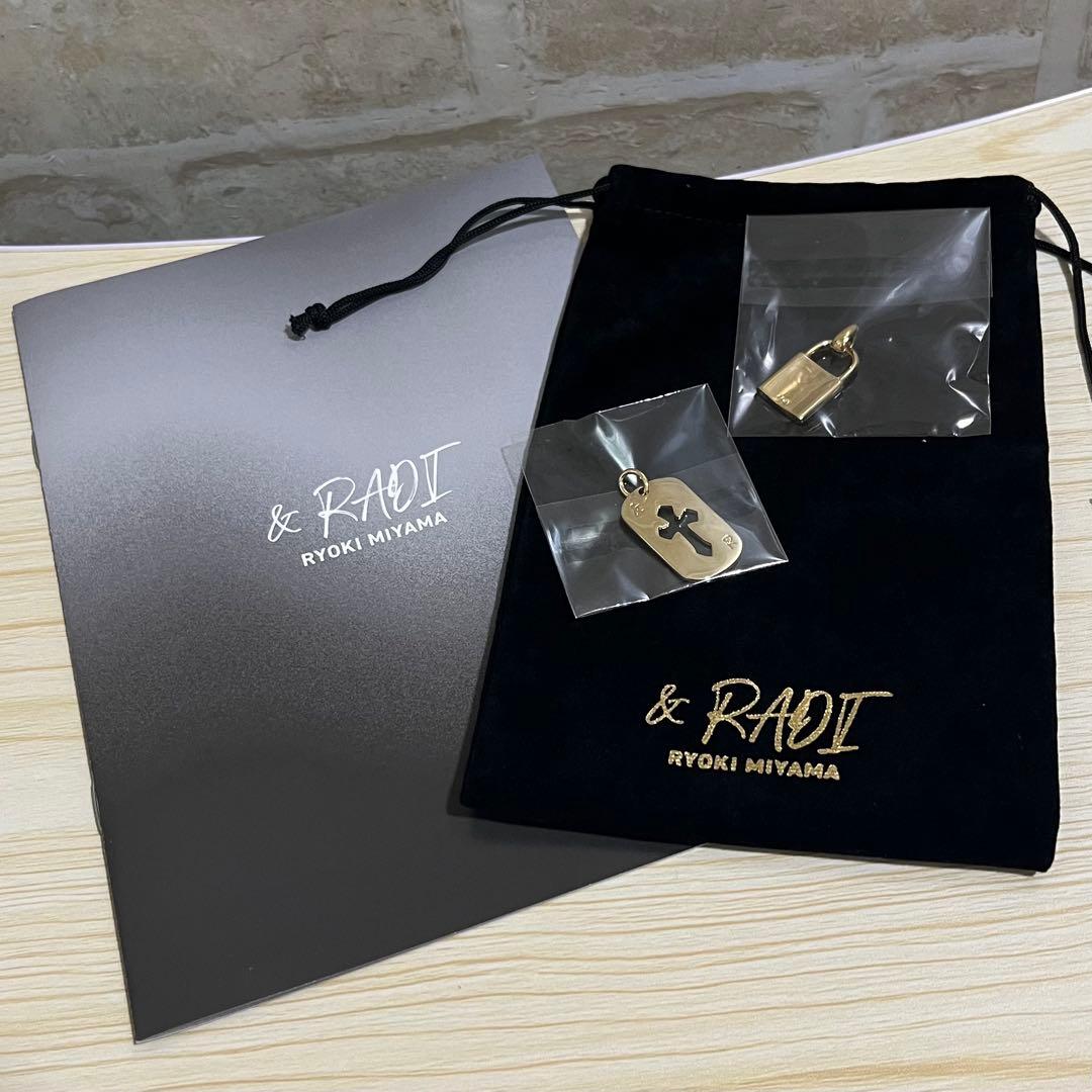 三山凌輝　&RADI　チャーム　クロスプレート　南京錠　モチーフ