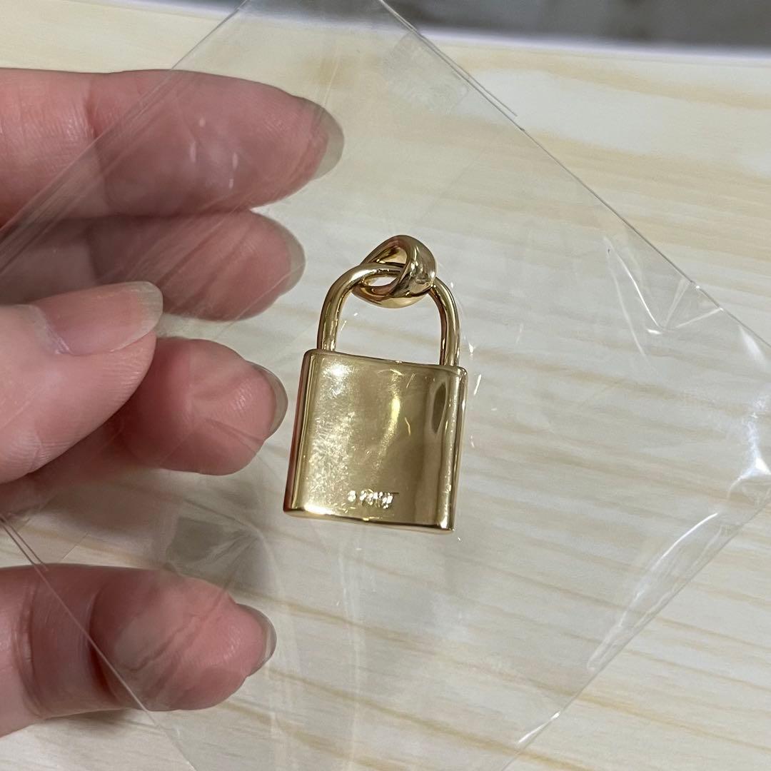 三山凌輝　&RADI　チャーム　クロスプレート　南京錠　モチーフ