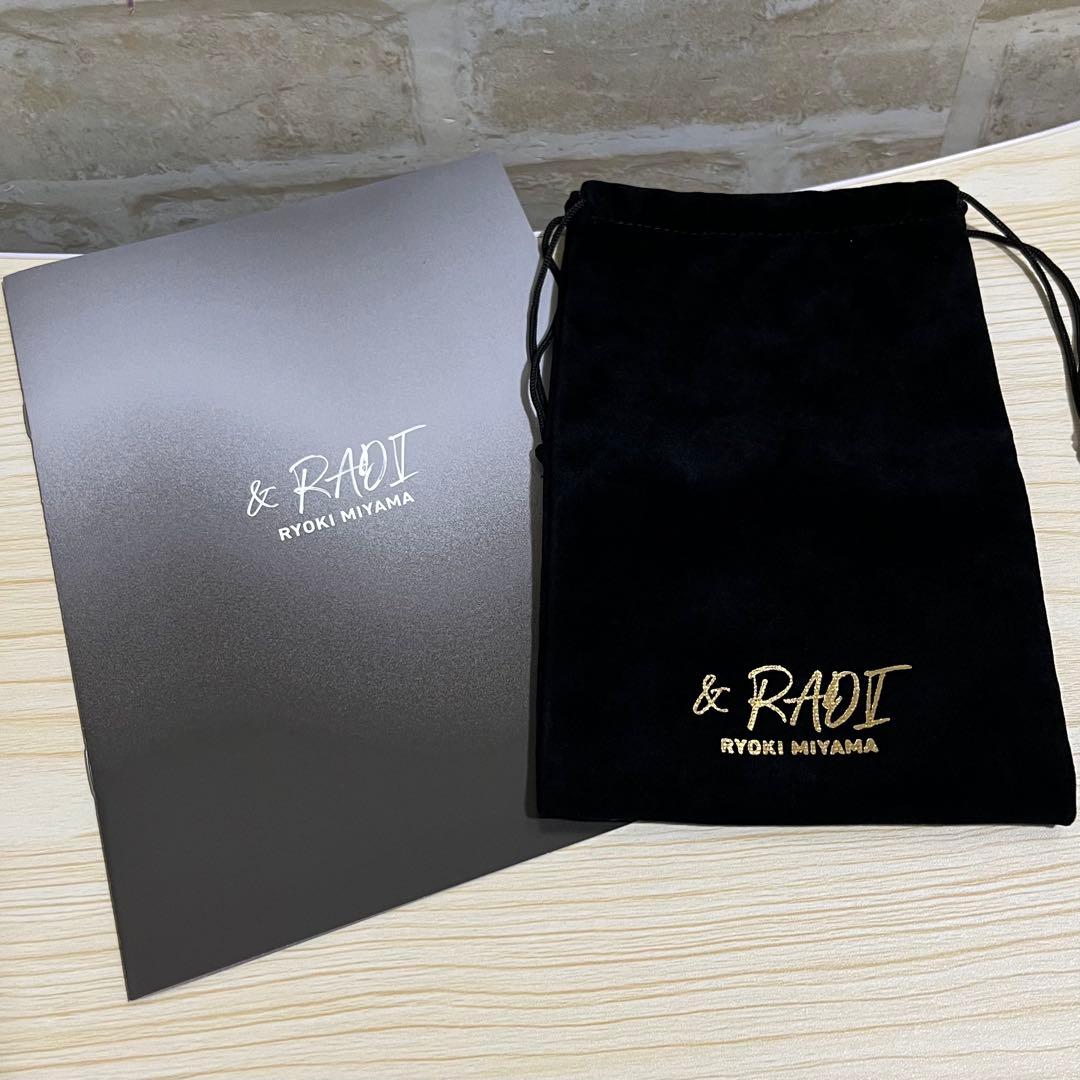 三山凌輝　&RADI　チャーム　クロスプレート　南京錠　モチーフ