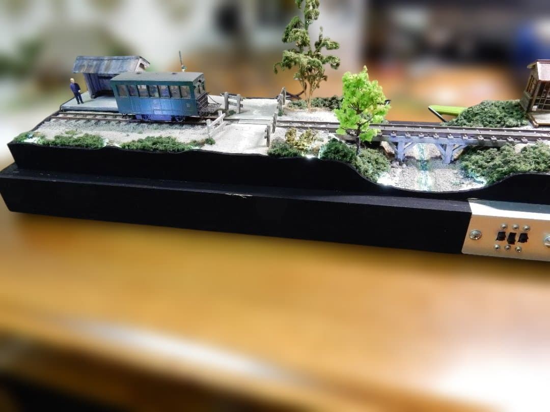 HOe（ナローゲージ）の 鉄道ジオラマ ホーム待合所、橋付き
