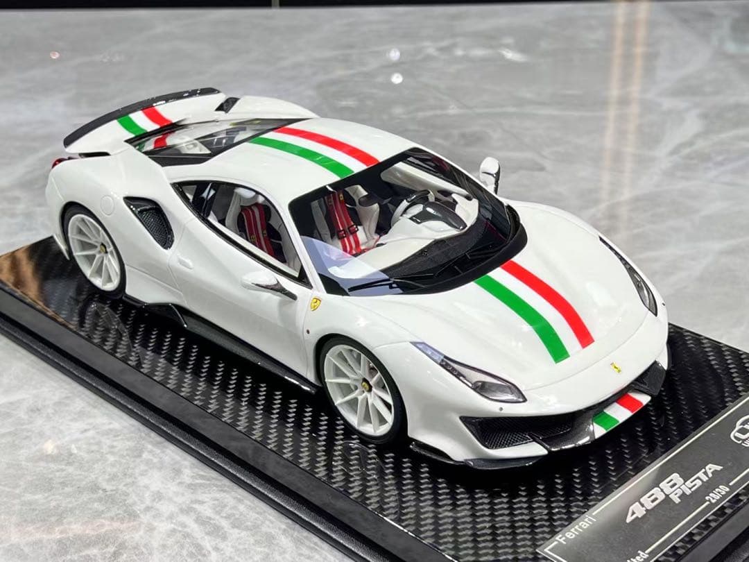 入手困難 UU モデル 夜光機能 1/18 フェラーリ 488 ピスタ ミニカー