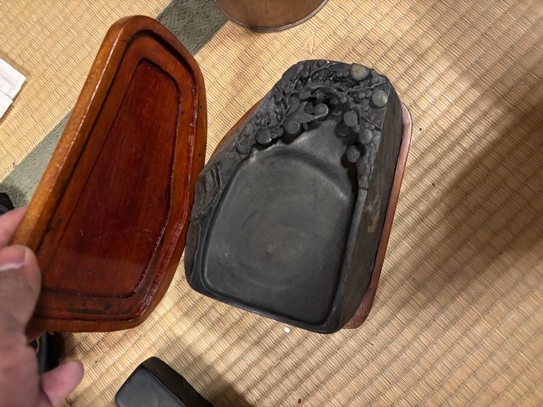 印籠 木製と石製の彫刻デザイン