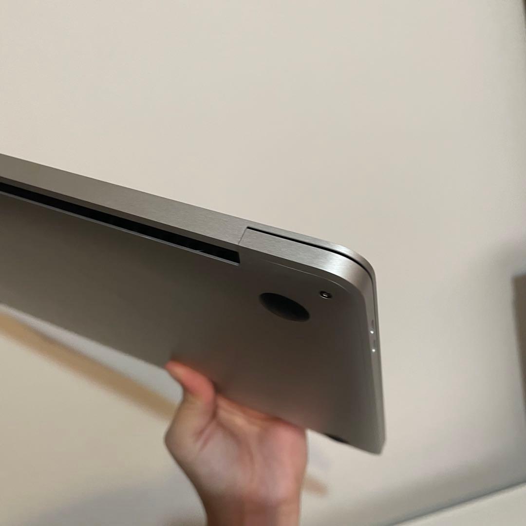 ＊MacBook Pro 13-inch, 2019,シルバー レザースリーブ付