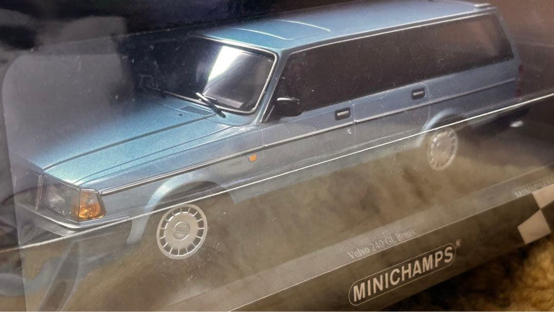 ミニチャンプス 1/18 ボルボ 240 GLブレーク1986 ブルーメタリック
