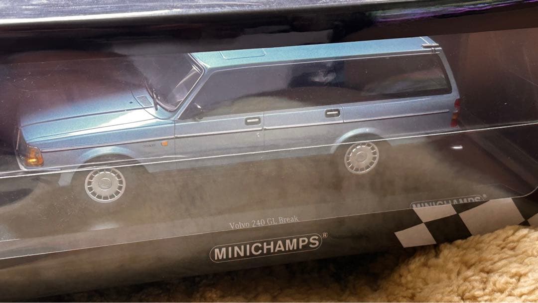 ミニチャンプス 1/18 ボルボ 240 GLブレーク1986 ブルーメタリック