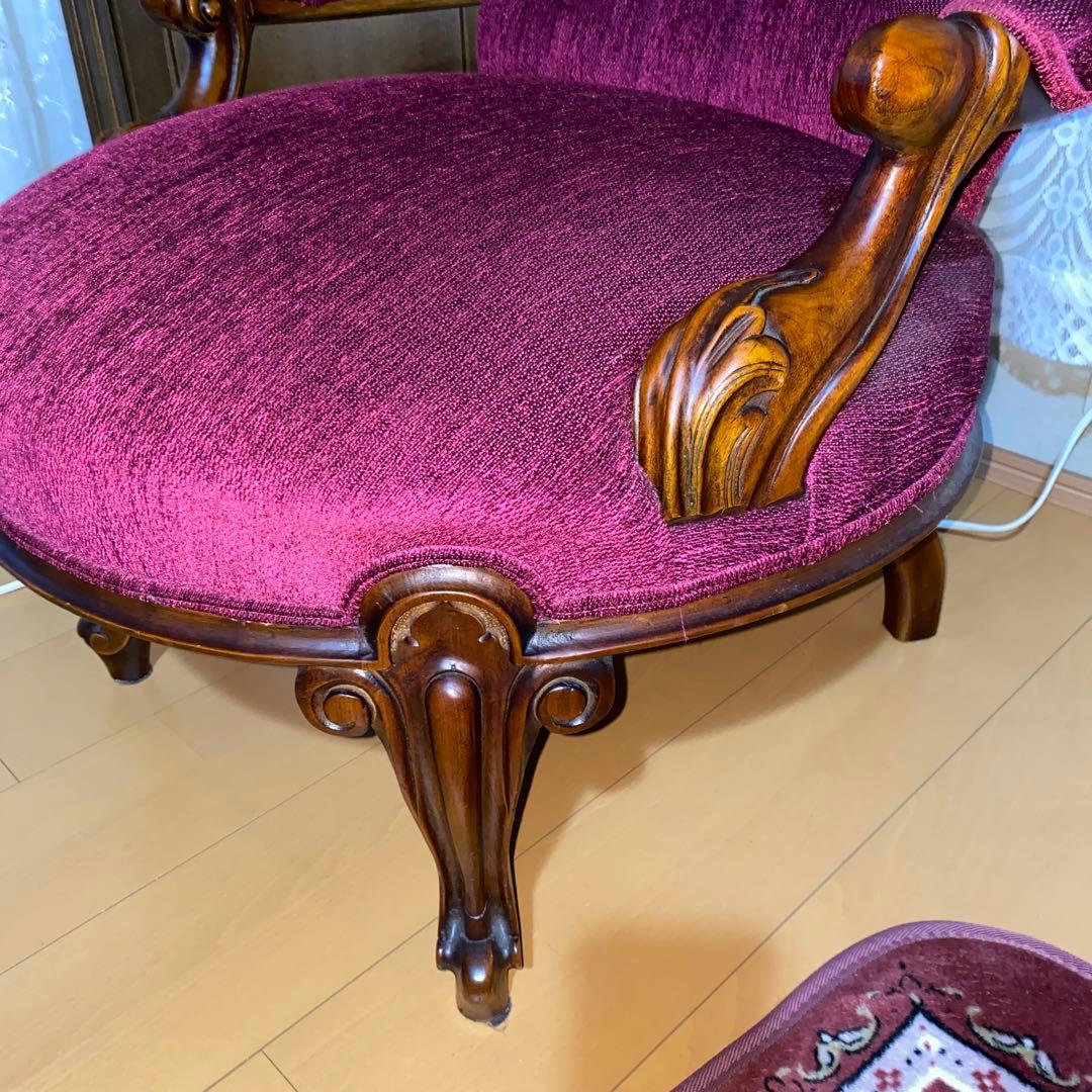 イタリア製ロココアンティークワインレッドのクラシック椅子　濃いピンクに近いソファ