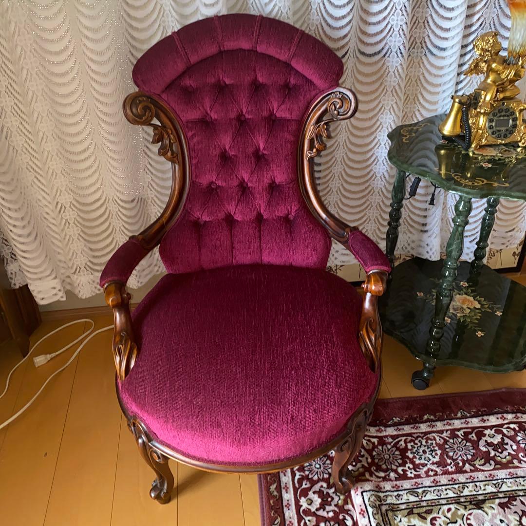 イタリア製ロココアンティークワインレッドのクラシック椅子　濃いピンクに近いソファ