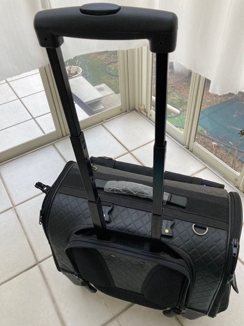 タグ付き新品　犬の黒いキルティングキャリーバッグ