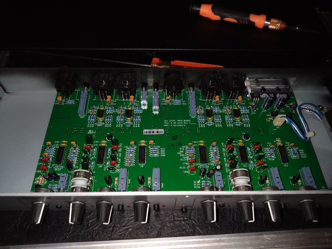 dbx 223XS チャンネルデバインダー