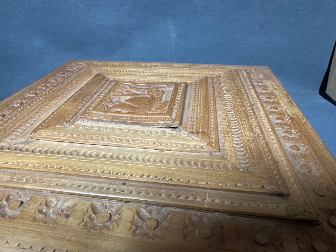 インド白檀　木彫り　骨董 木製　置物　骨董　アンティーク　小物入れ