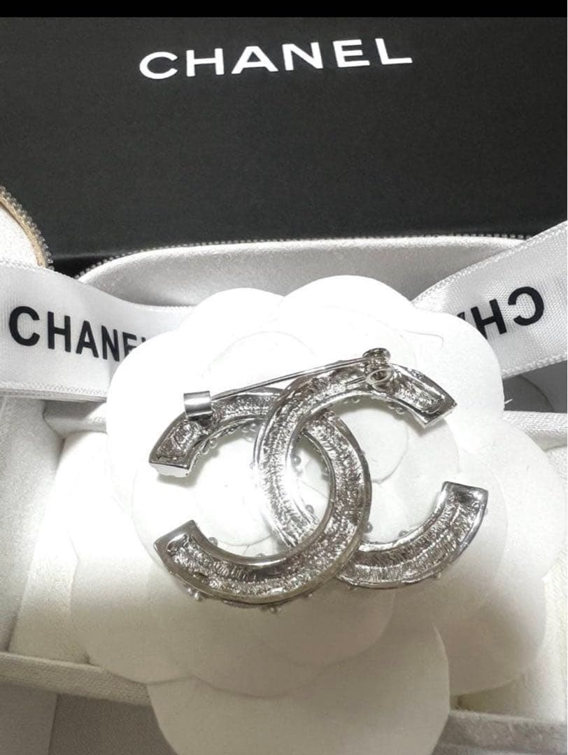 海外で買い集めたブローチ シルバー キラキラ パール メッシュショルダーケース