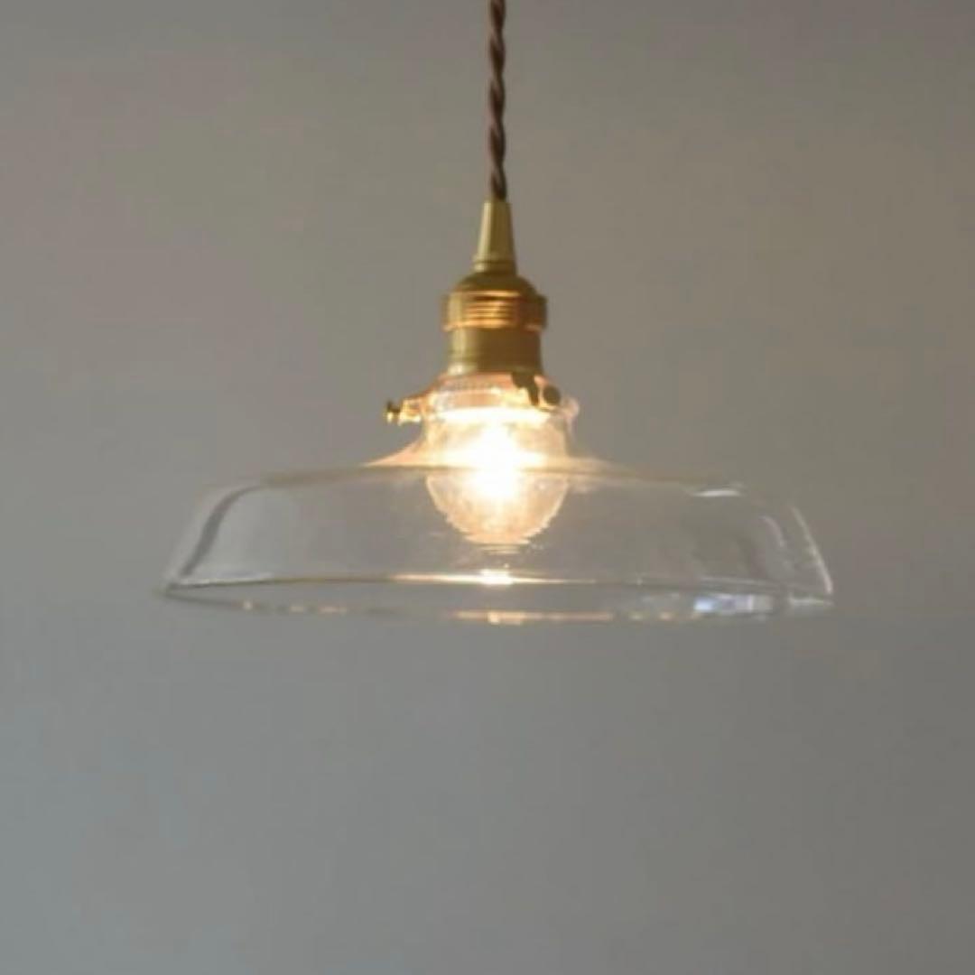 撮影で使ったのみ　ガラスシェードの照明