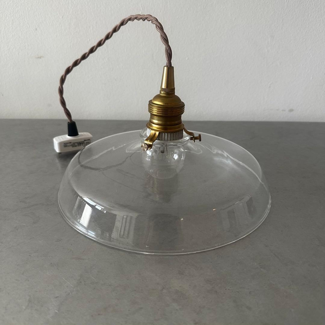 撮影で使ったのみ　ガラスシェードの照明