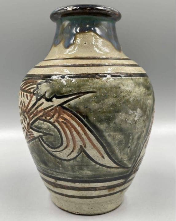 人間国宝 金城次郎作 魚文 壺 在銘 壷屋焼 花瓶 つぼ 陶器 陶芸 焼物 希少