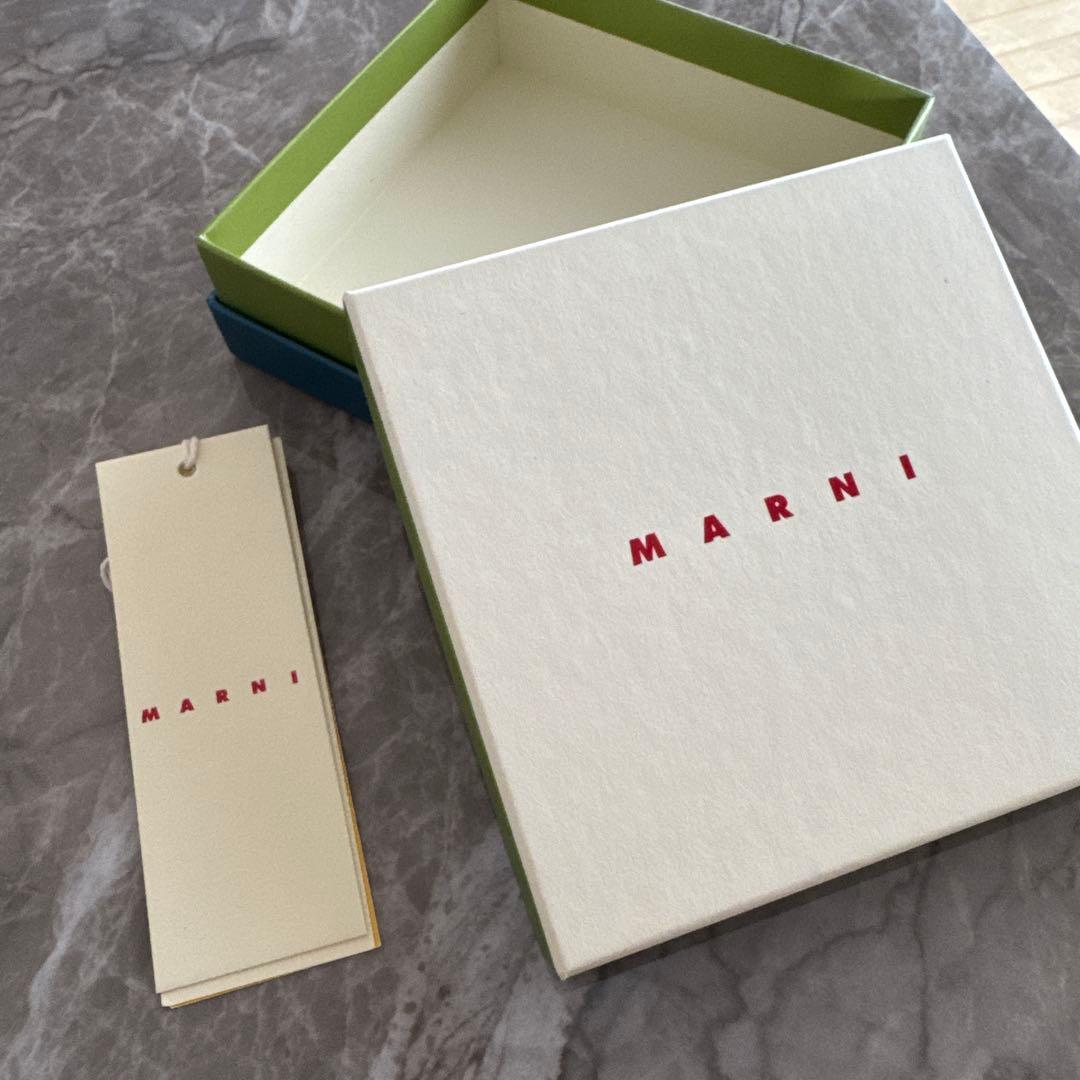 マルニ Marni チェーン付き財布 パテントレザー 水玉