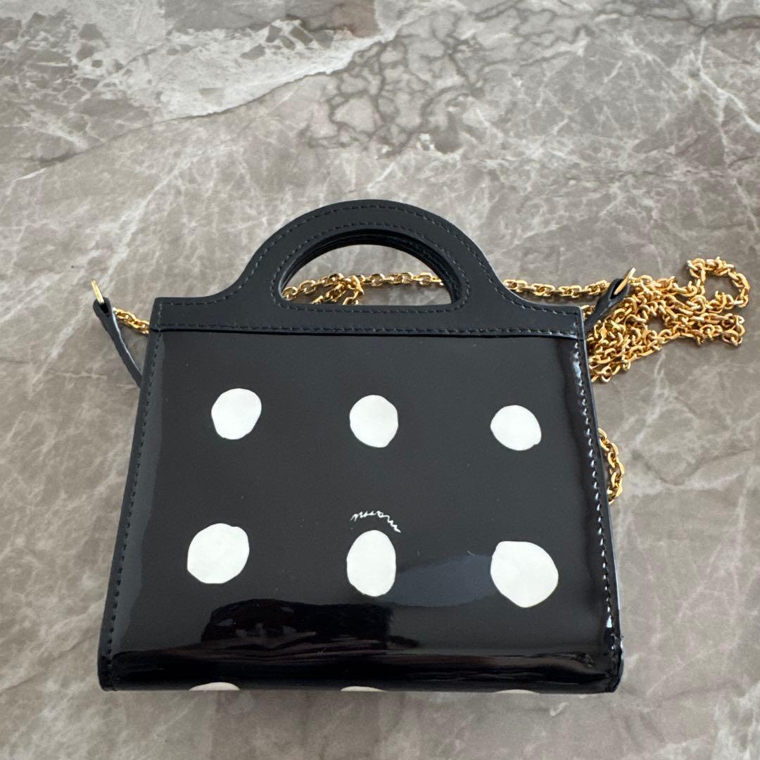 マルニ Marni チェーン付き財布 パテントレザー 水玉