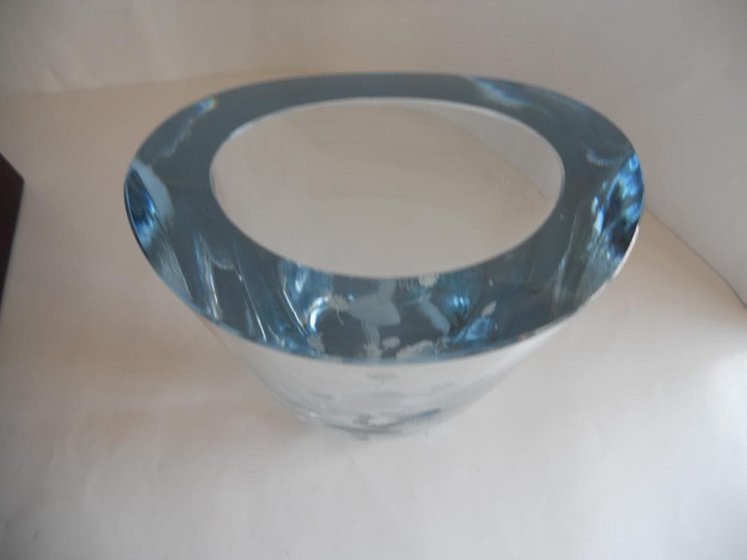 透かし彫り ガラス 花瓶 スウェーデン 製 ロマンティック な花瓶です