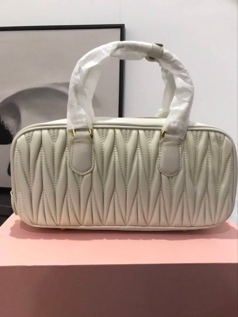 [本日値下げ]miu miuレザーホワイトショルダーバッグ