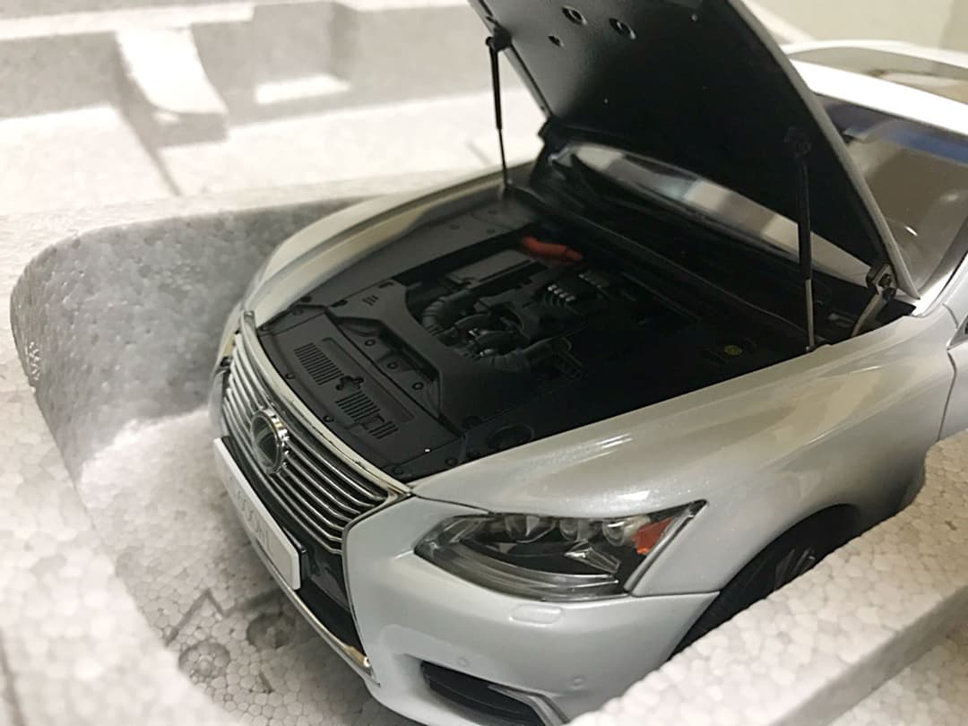 オートアート 1/18 レクサス LS600 ホワイトパール シリアルナンバー付