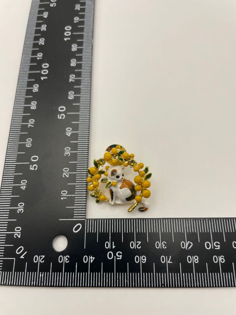 ヴァンドームブティックミモザに囲まれたネコ猫ねこのピンバッジ新品未使用アクセサリ