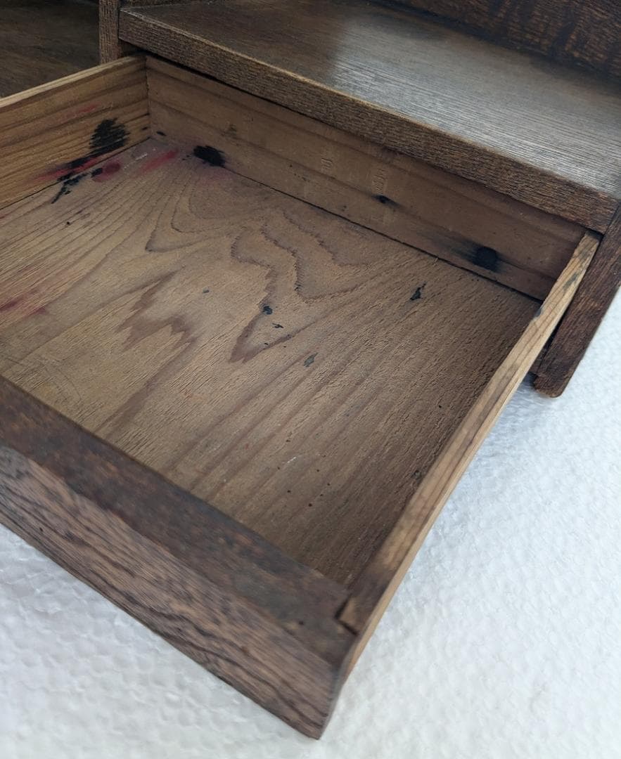 お花の透かし彫りがあるレトロな引き出し付きの木製本棚