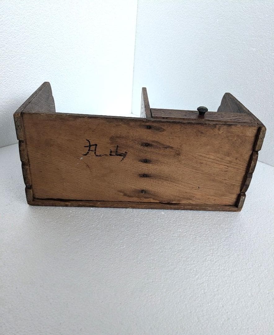 お花の透かし彫りがあるレトロな引き出し付きの木製本棚