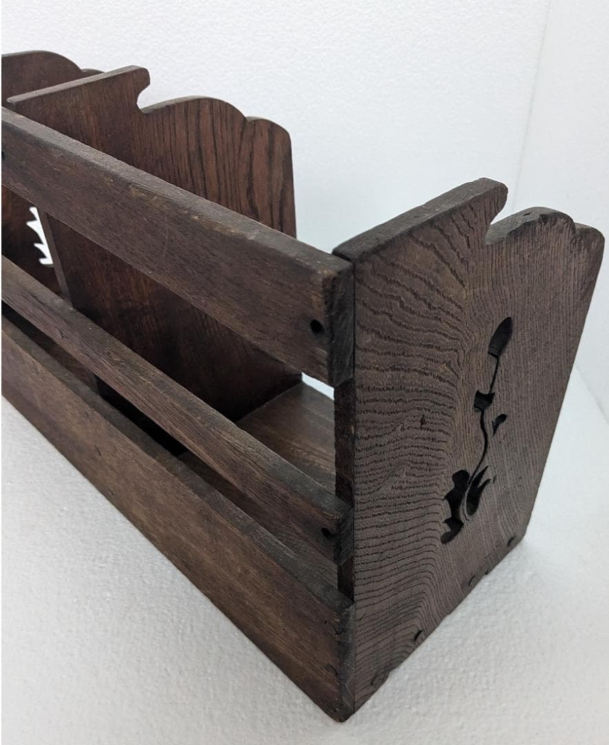 お花の透かし彫りがあるレトロな引き出し付きの木製本棚