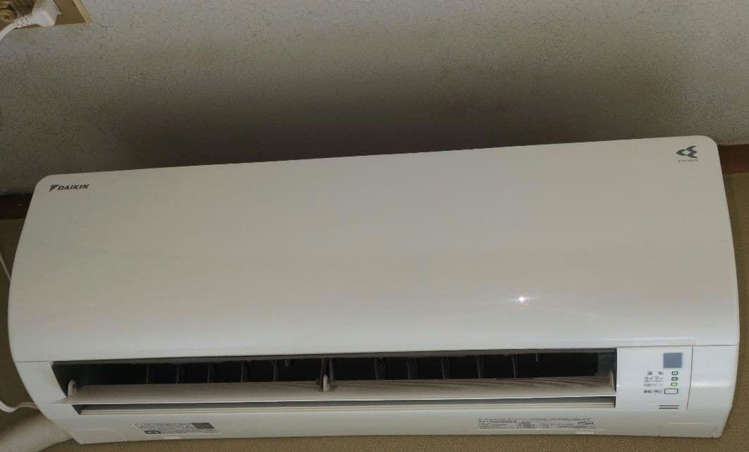ダイキン エアコン ホワイト 冷暖房機能　２２型 室内機のみ。ストリーマエアコン