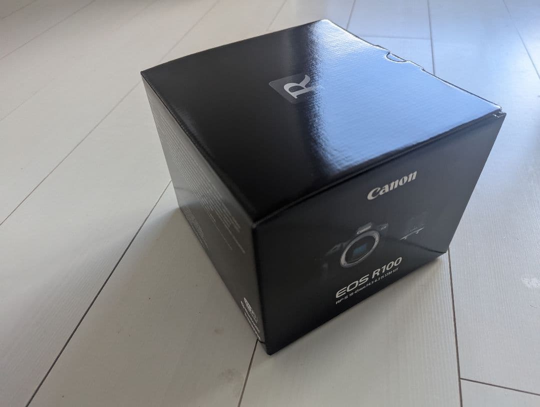 【新品/未開封】Canon EOS R100　 レンズキット　ミラーレスカメラ
