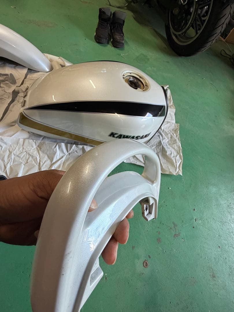 Kawasaki ゼファー750 外装一式　ホワイトタイガー