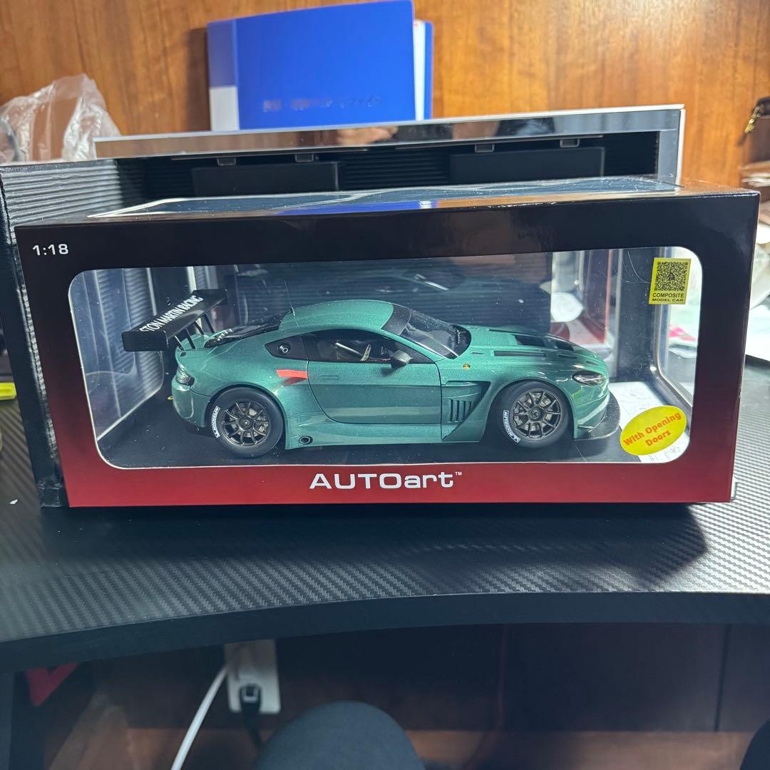 絶版未開封品オートアート1/18アストンマーティンVANTAGE V12 GT3