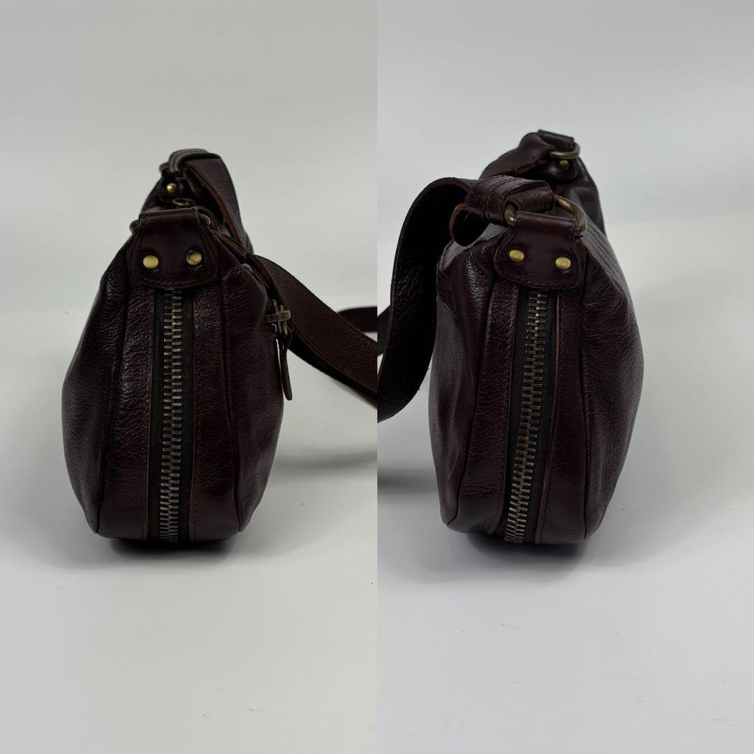 廃盤　IL BISONTE ショルダーバッグ　レザー　ロゴ型押し　 本革