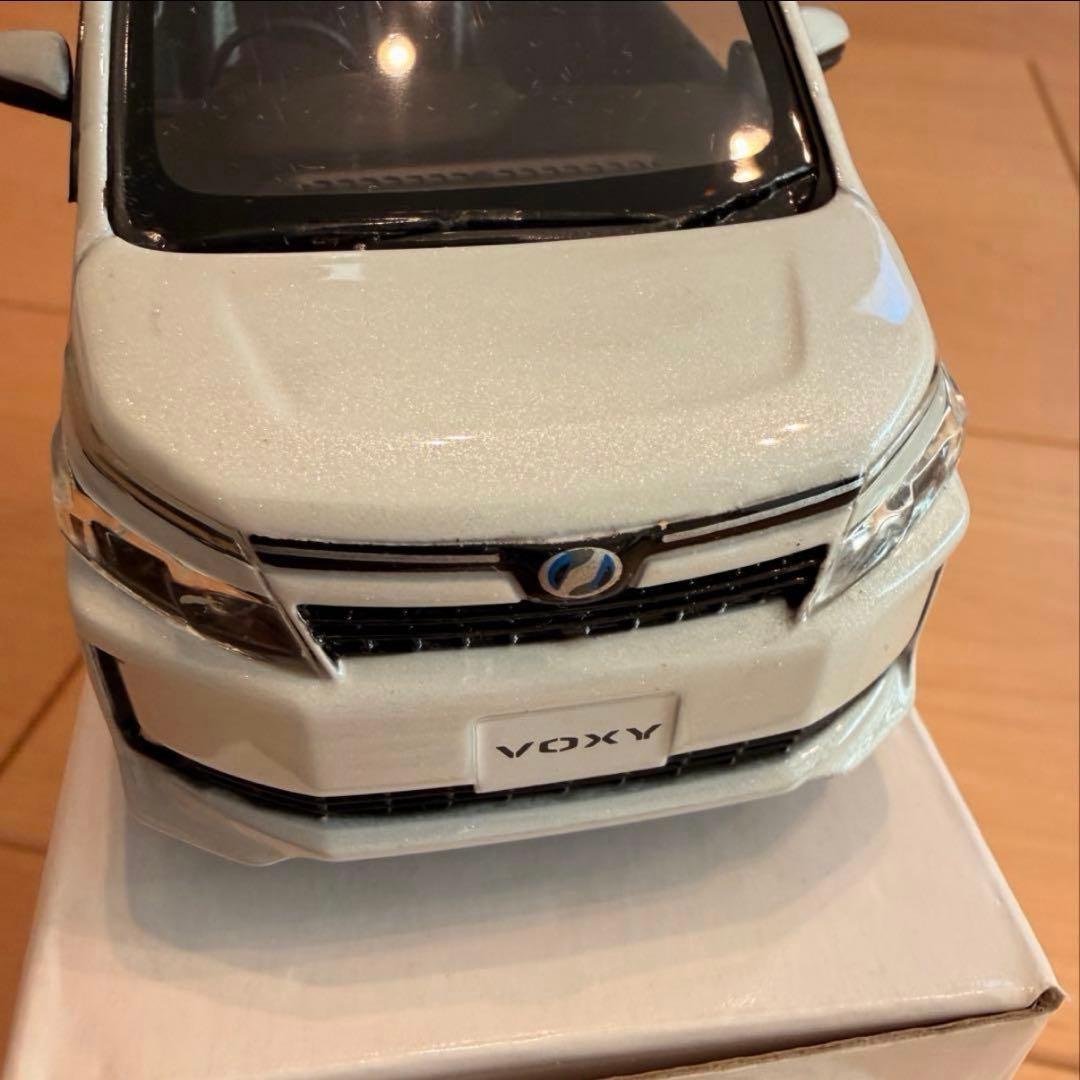 ク*ー様 未使用品 トヨタ カラーサンプル ミニカー ヴォクシー 80系 前期