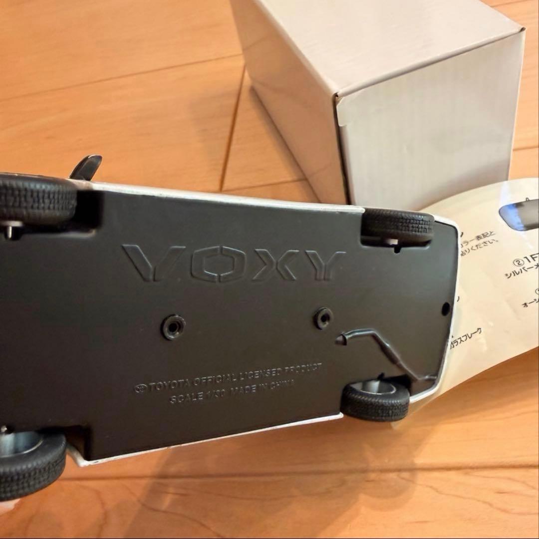 ク*ー様 未使用品 トヨタ カラーサンプル ミニカー ヴォクシー 80系 前期