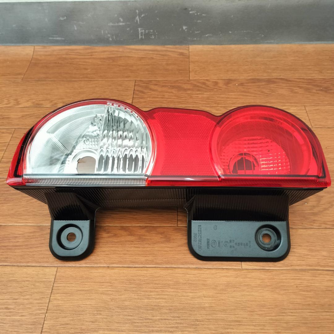 NISSAN 純正NV200バネット用テールランプ左