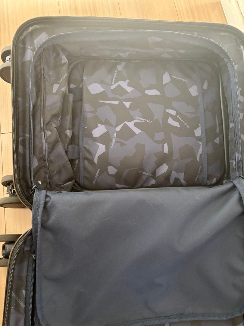 人気色　イノベーター キャリーバック　スーツケース 21L 機内持込OK