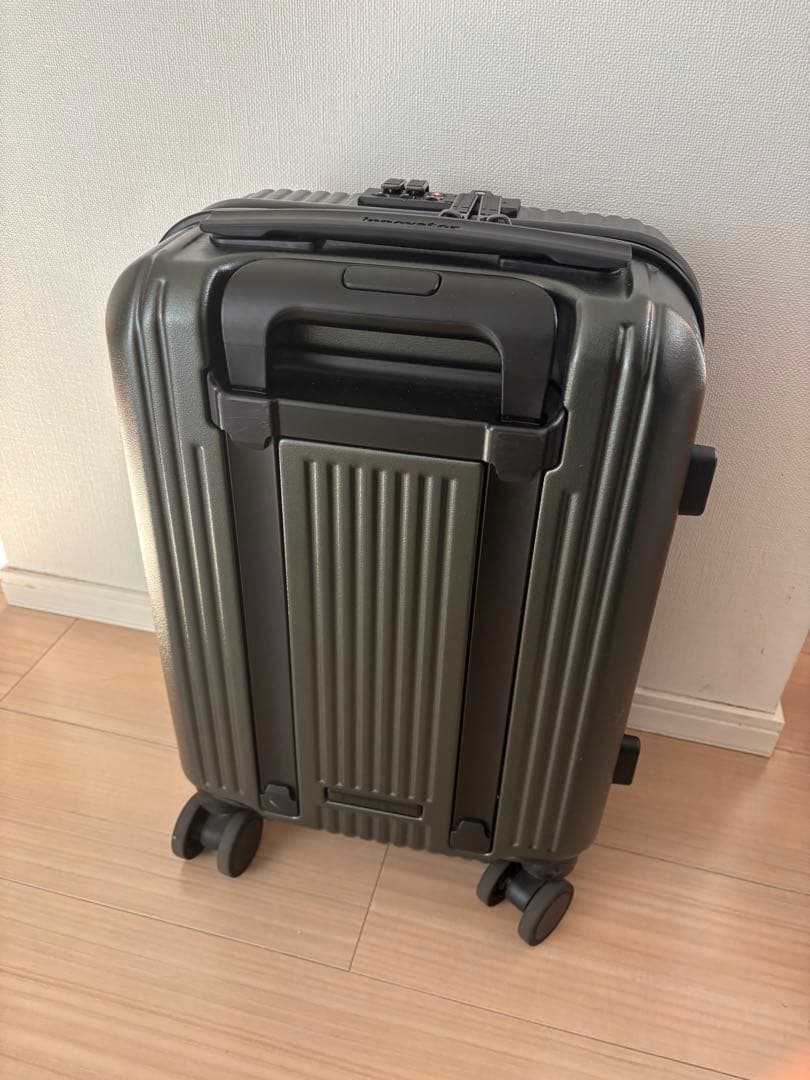 人気色　イノベーター キャリーバック　スーツケース 21L 機内持込OK