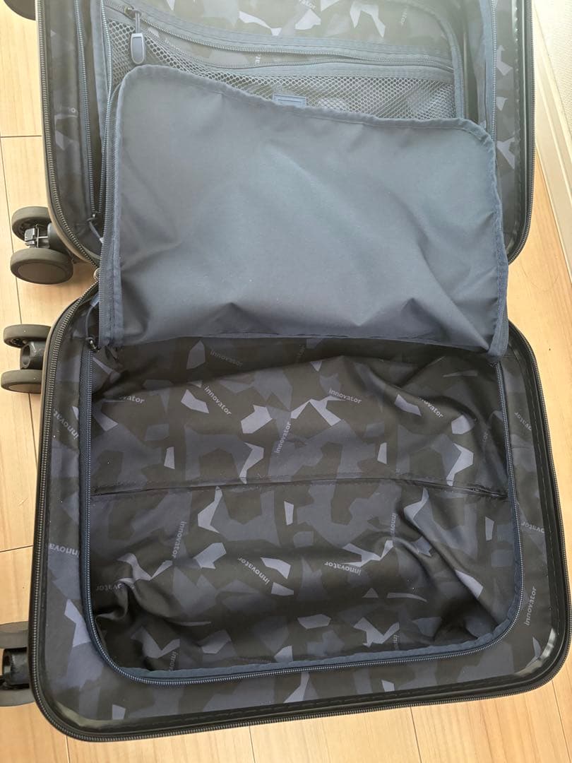 人気色　イノベーター キャリーバック　スーツケース 21L 機内持込OK