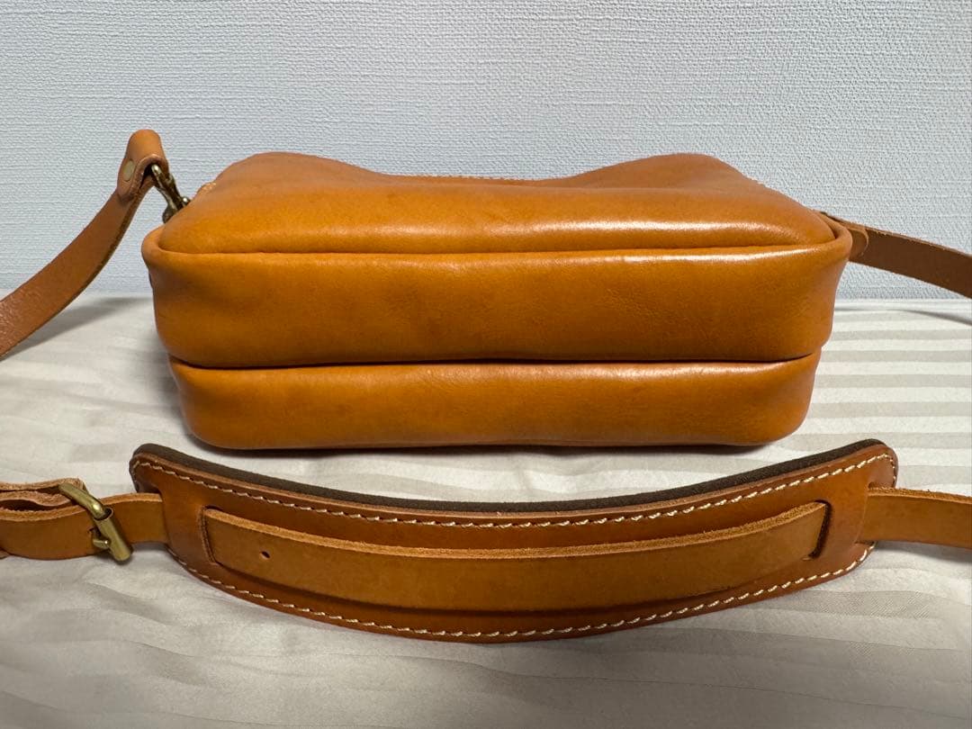 美品 HERZ レザーショルダーバッグ キャメル