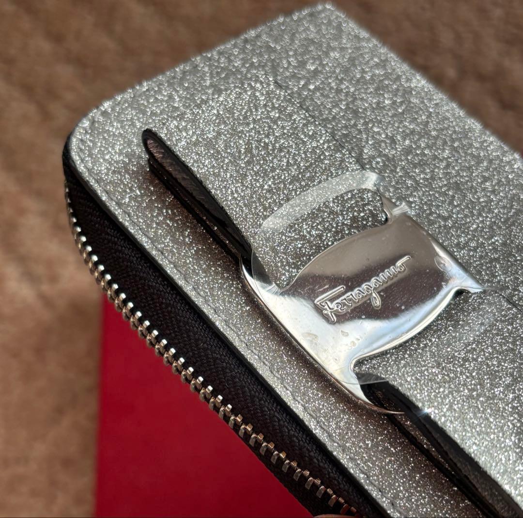 新品未使用✨フェラガモ ミニ財布　ヴァラ　キラキラ　シルバー　送料無料