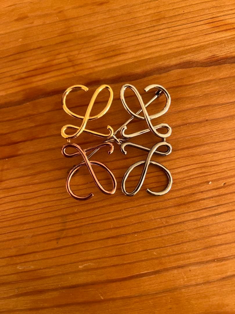 LOEWE ブローチ　4色パターン