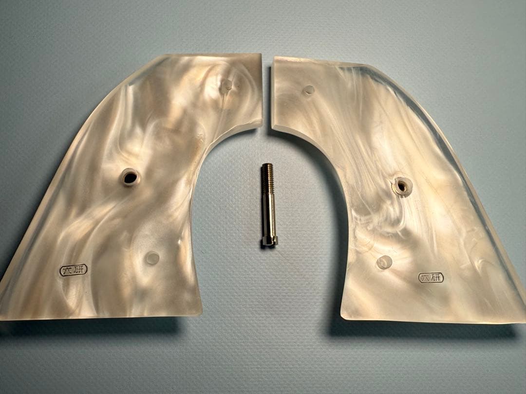 六研製タナカSAAガスガン用パール調グリップ純銀メダリオン付