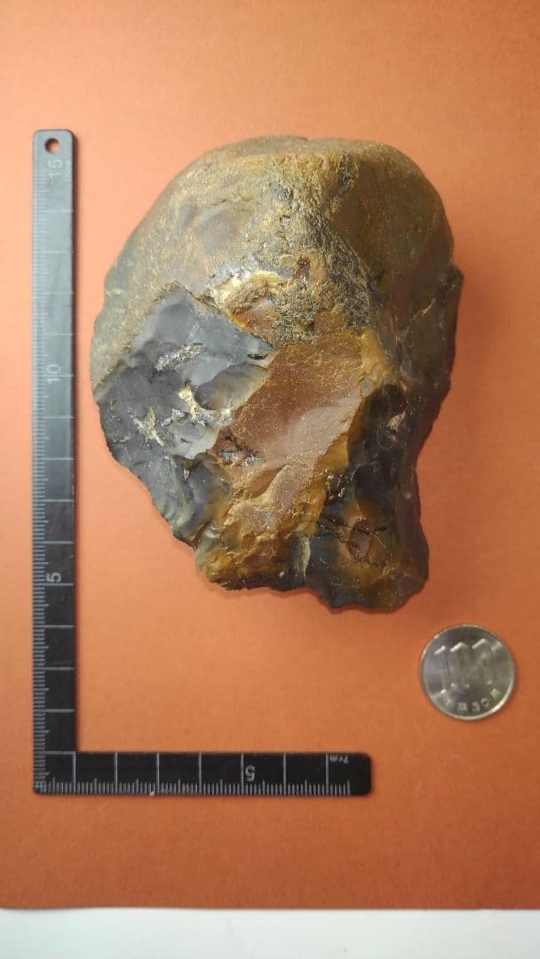 握り斧　(出土品)　旧石器時代　(約11㎝×8・5㎝×5㎝)　約450gです。