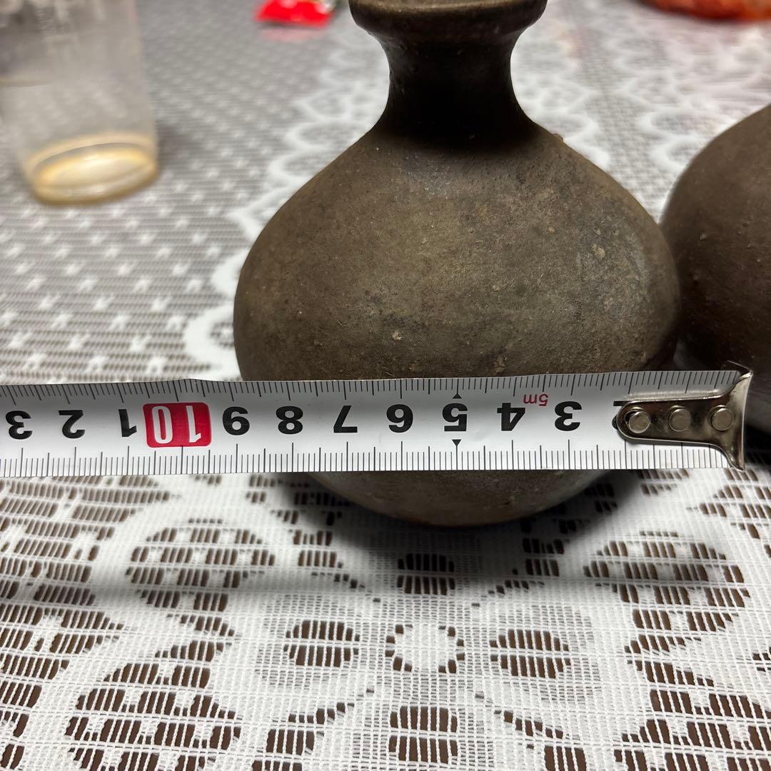 ダークブラウンの陶器製の花瓶