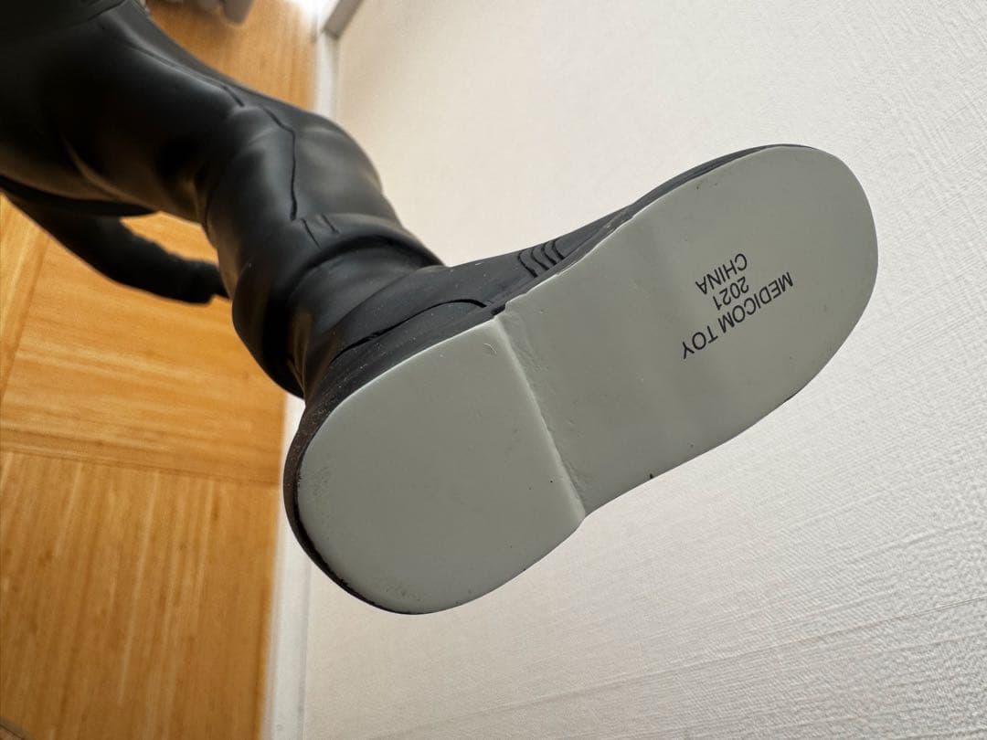 メディコムトイ　フラワーボンバー　バンクシー風ストリートアートフィギュア