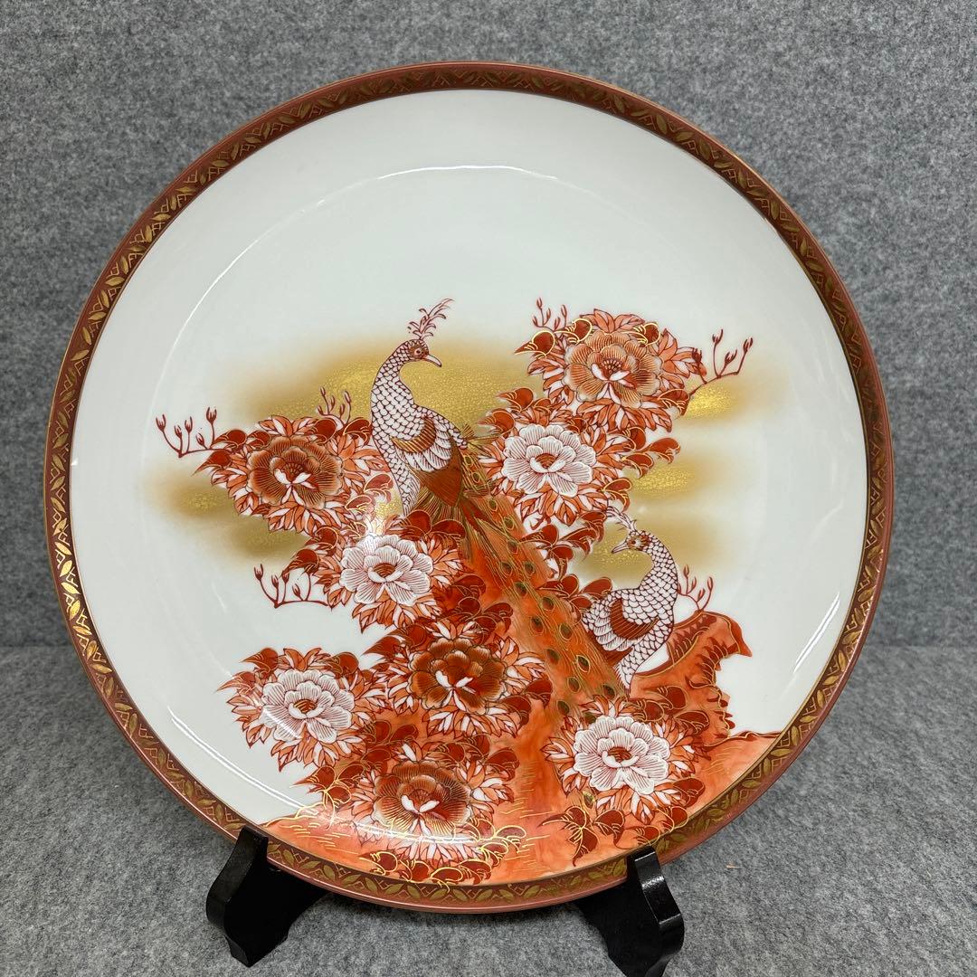 九谷焼の飾り皿　孔雀と牡丹、金彩